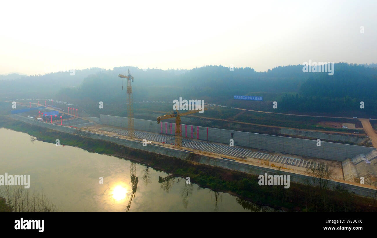 Vue aérienne du site de construction d'une réplique grandeur nature du paquebot Titanic dans le comté de Daying, ville de Suining, au sud-ouest du Sichuan en Chine Banque D'Images