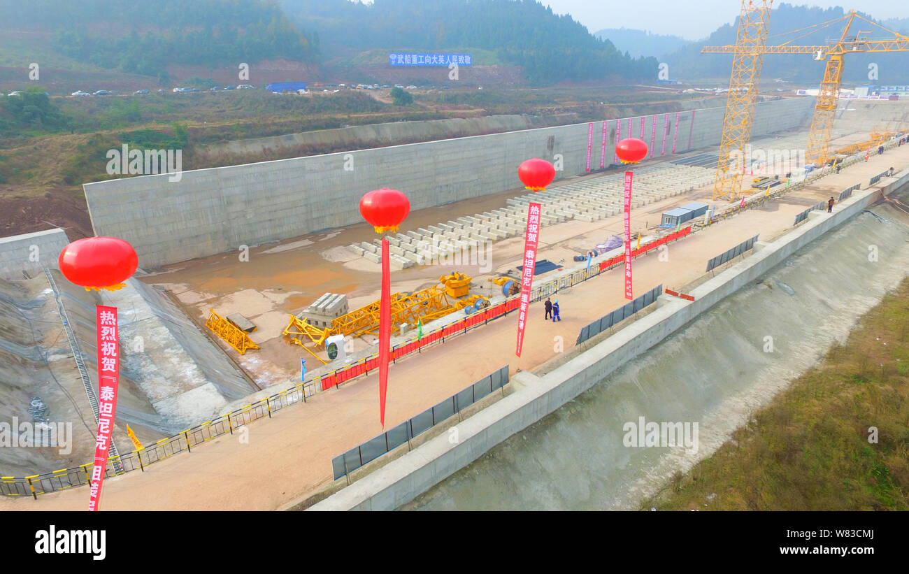 Vue aérienne du site de construction d'une réplique grandeur nature du paquebot Titanic dans le comté de Daying, ville de Suining, au sud-ouest du Sichuan en Chine Banque D'Images