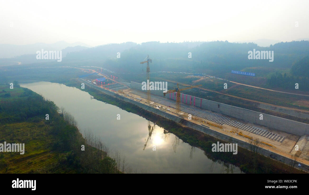 Vue aérienne du site de construction d'une réplique grandeur nature du paquebot Titanic dans le comté de Daying, ville de Suining, au sud-ouest du Sichuan en Chine Banque D'Images
