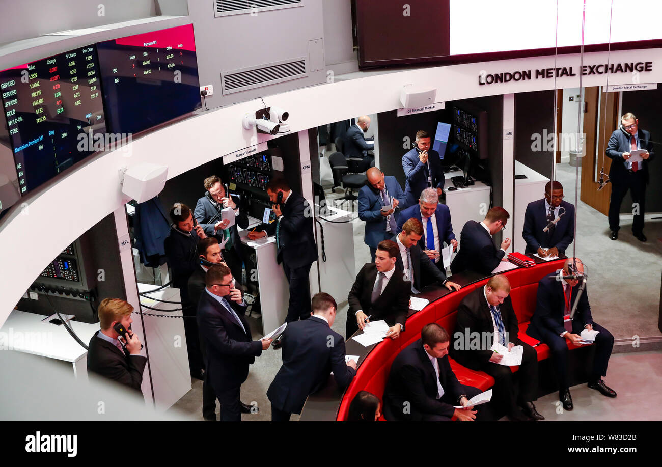 Londres, Royaume-Uni. 18 Juin, 2019. Les négociants et les greffiers travaillent à la London Metal Exchange à Londres, Angleterre le 18 juin 2019. Le London Metal Exchange (LME) est l'un des plus grands marchés d'option et contrats à terme sur la base et d'autres métaux. À la criée ouvert est la plus ancienne voie de négociation sur l'échange, bien que de nos jours la majorité des métiers sont placés par voie électronique. Le LME est le dernier échange en Europe où la négociation à la criée a lieu. Credit : Han Yan/Xinhua/Alamy Live News Banque D'Images