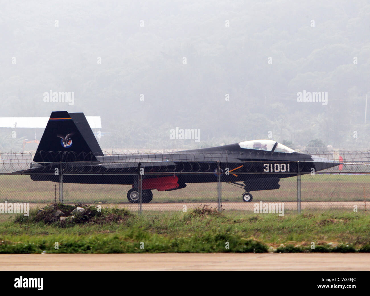 Avion De Chasse Chinois J 31 FILE--un chasseur furtif chinois J-31 taxis jet avant de décoller pour un  vol de démonstration au cours de la 10e China International Aviation and  Aerospa Photo Stock - Alamy