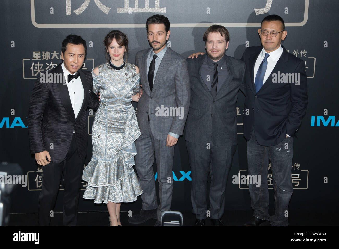 (De gauche) Hong Kong l'acteur Donnie Yen, actrice anglaise Felicity Jones, l'acteur mexicain Diego Luna, le réalisateur britannique Gareth Edwards et loi chinois Banque D'Images