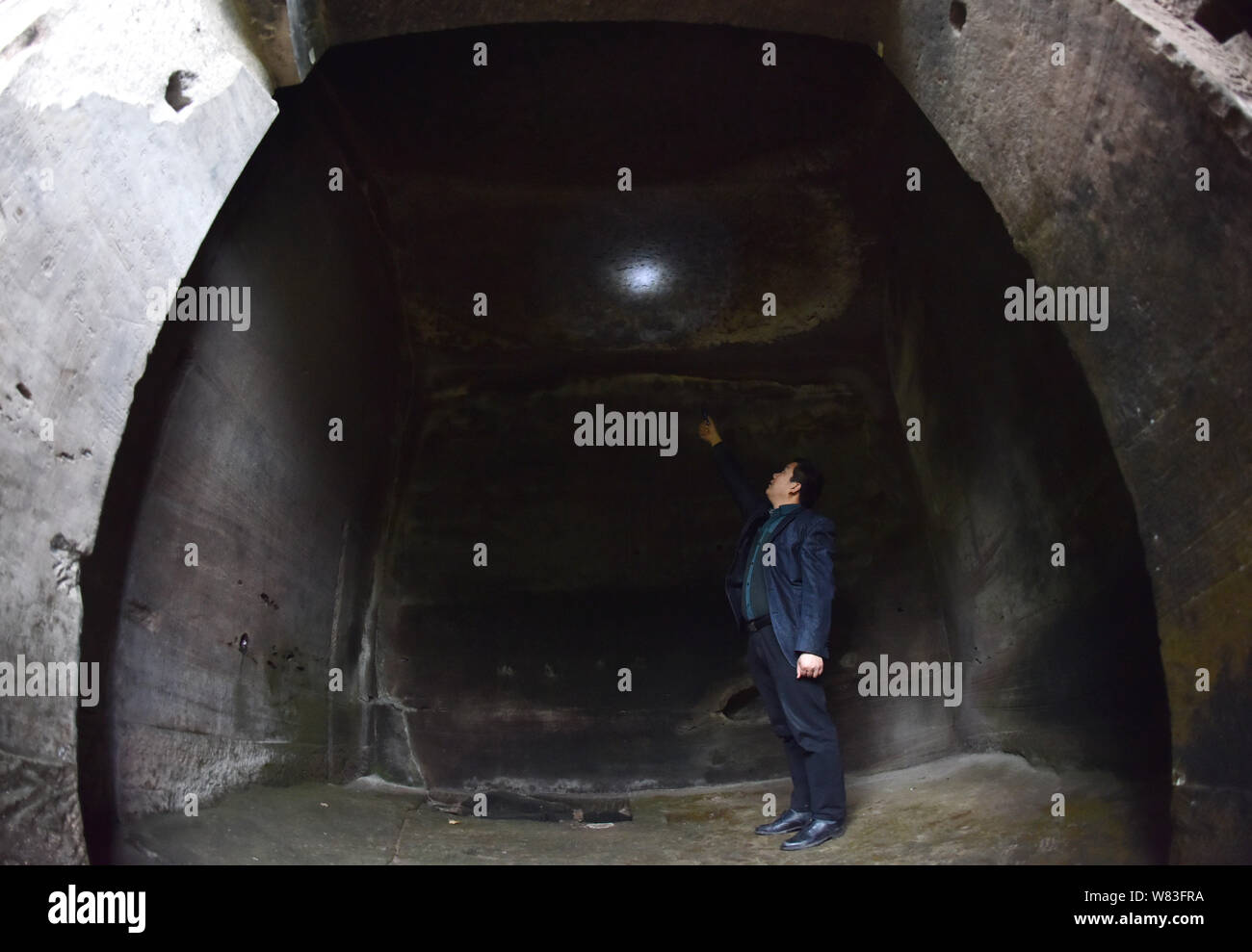 Un travailleur chinois vérifie sutras bouddhiques cachés dans une grotte en pierre d'une montagne dans Wofo ville près d'Anyue county, Ziyang city, au sud-ouest du Sichuan Chine pr Banque D'Images