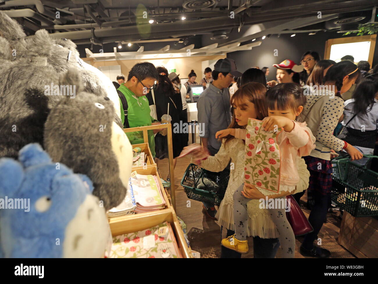 Boutique des fans chinois de produits périphériques à un magasin franchisé de l'animation japonaise (anime) studio Ghibli film 'Studio' à Shanghai, Chine, le 1 mai 20 Banque D'Images