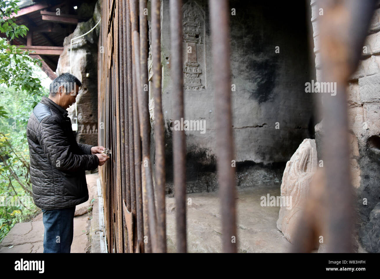 Un travailleur chinois bloque le site de sutras bouddhiques cachés dans une grotte en pierre d'une montagne dans Wofo ville près d'Anyue, Ziyang comté, ville du sud-ouest de la Chine. Banque D'Images