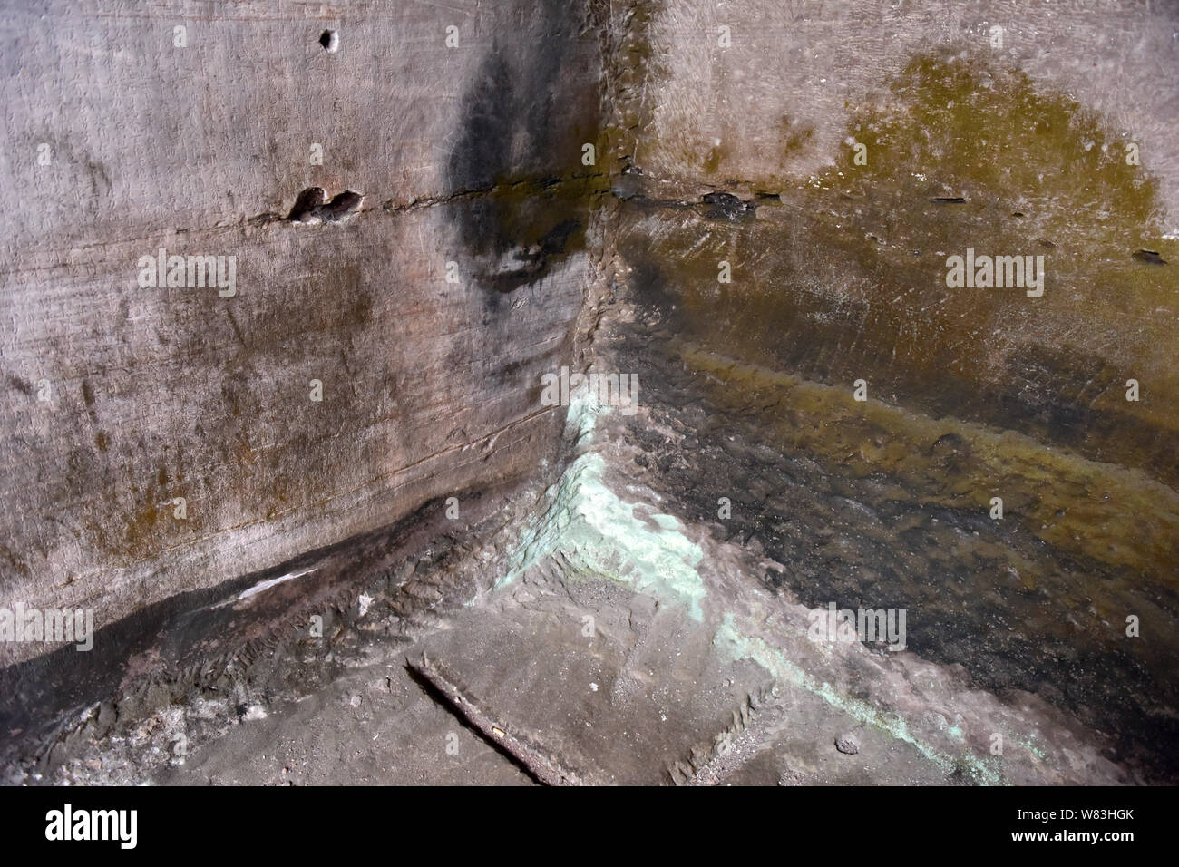 Avis de sutras bouddhiques détruites dans une grotte en pierre d'une montagne dans Wofo ville près d'Anyue county, Ziyang city, dans le sud-ouest de la province chinoise du Sichuan, Banque D'Images