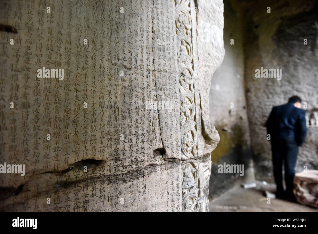 Un travailleur chinois vérifie sutras bouddhiques cachés dans une grotte en pierre d'une montagne dans Wofo ville près d'Anyue county, Ziyang city, au sud-ouest du Sichuan Chine pr Banque D'Images