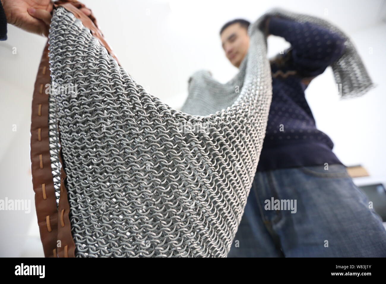 Étudiant chinois montre son Hasimu mail maison armor hors de 12 000 bagues en acier dans sa chambre à Xidian University de Xi'an, ville du nord-ouest de la Chine Banque D'Images