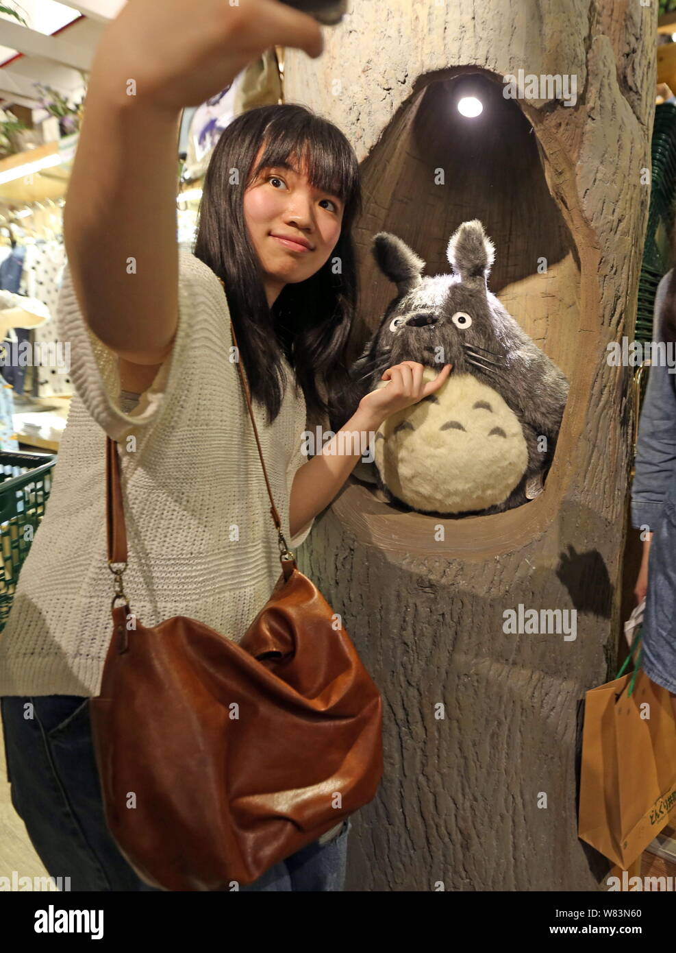 Un ventilateur chinois pose avec une peluche Totoro dans un magasin  franchisé de l'animation japonaise (anime) studio Ghibli film 'Studio' à  Shanghai, Chine, 1 Ma Photo Stock - Alamy