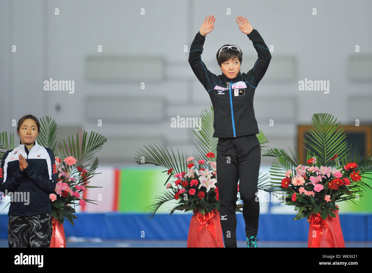 Nao Kodaira gagnant du Japon, droite, célèbre sur le podium à côté de premier finaliste Lee Sang-hwa de la Corée du Sud après le 500m dames Division A duri Banque D'Images