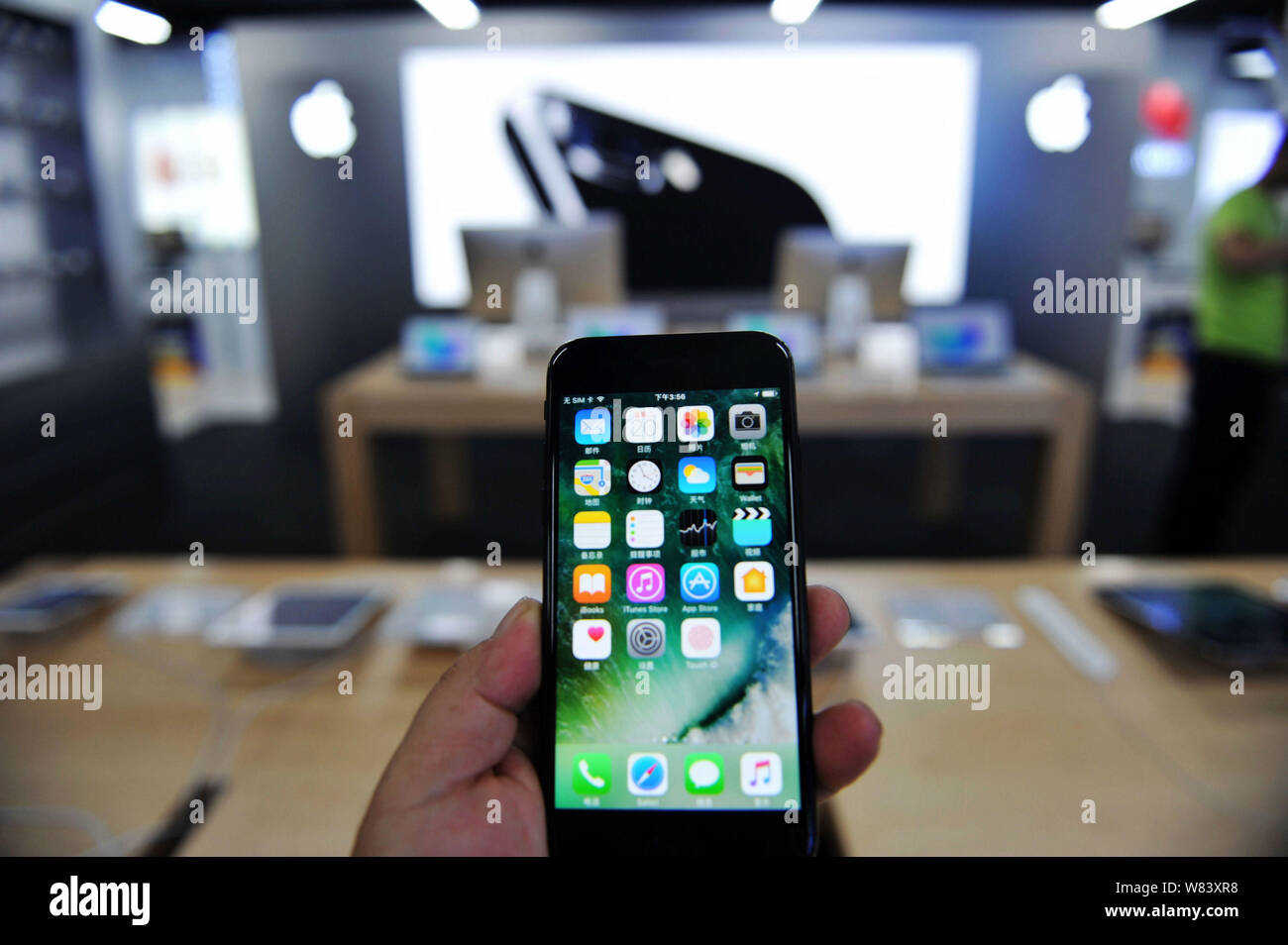 --FILE--un client essaye d'un smartphone Apple iPhone 7 dans un apple store dans la ville de Qingdao, province de Shandong en Chine orientale, le 20 septembre 2016. Apple iOS Banque D'Images