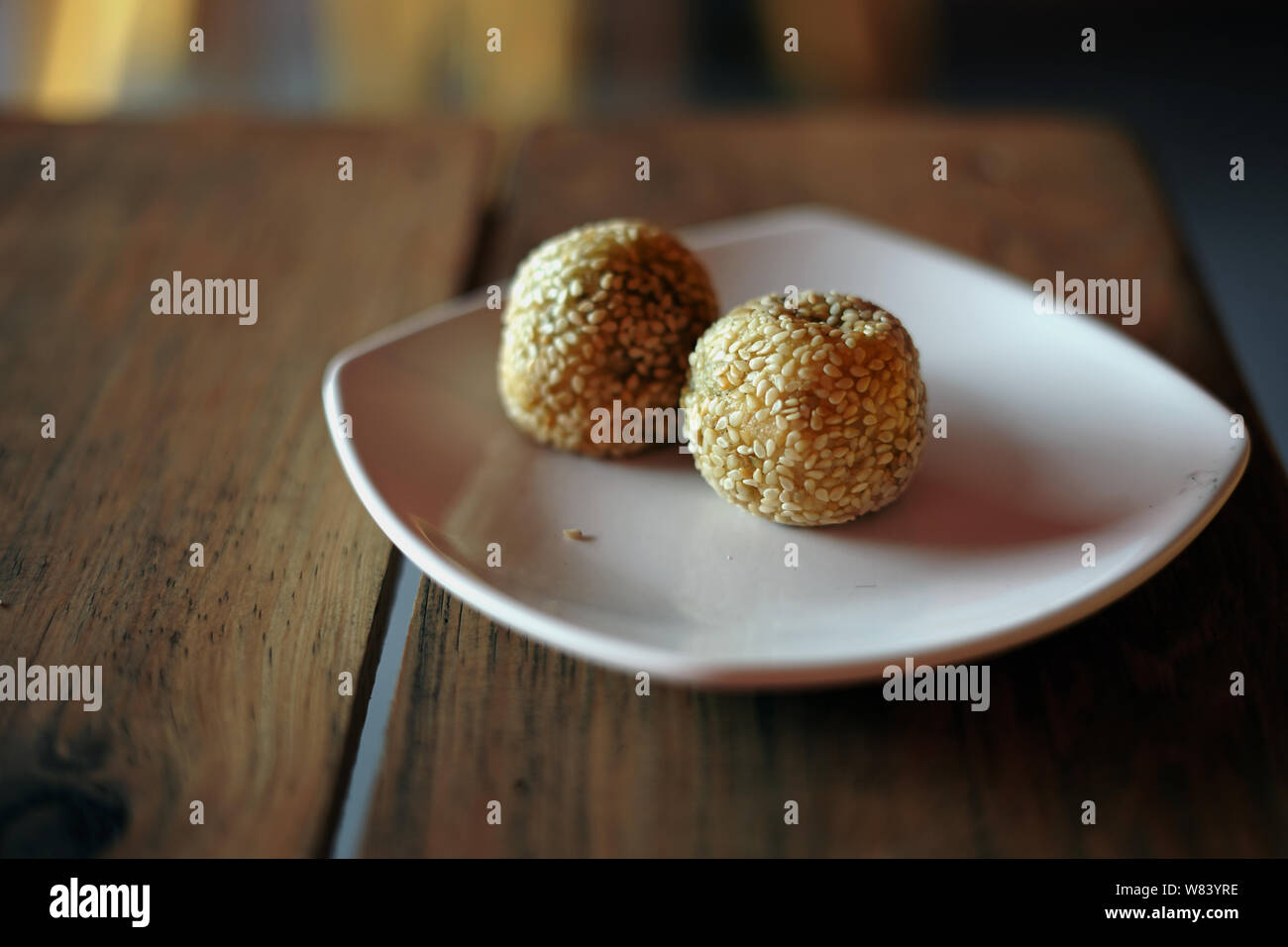 Onde onde wijen ou boules de graines de sésame, Gâteau traditionnel de l'Indonésie Banque D'Images