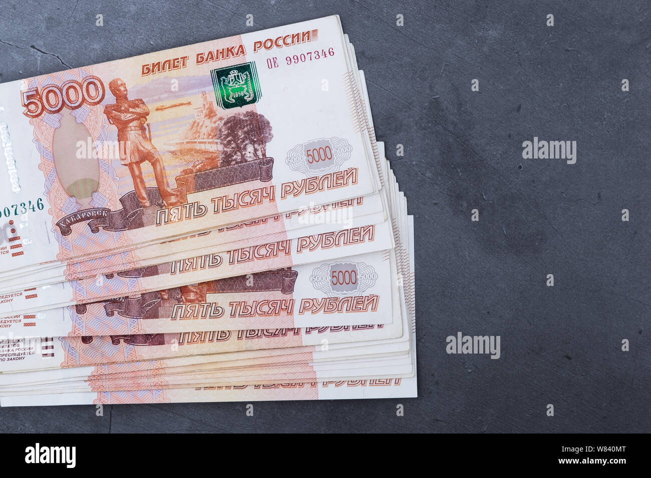 Pile de billets de l'argent russe de cinq mille roubles posé sur une base de ciment gris Banque D'Images