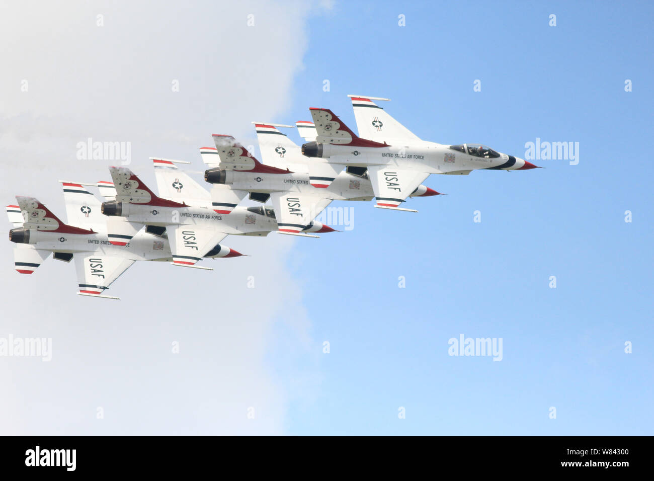 Les Thunderbirds de l'US Air Force les avions effectuant des manoeuvres empilés synchronisé la mi-air dans un meeting aérien Banque D'Images