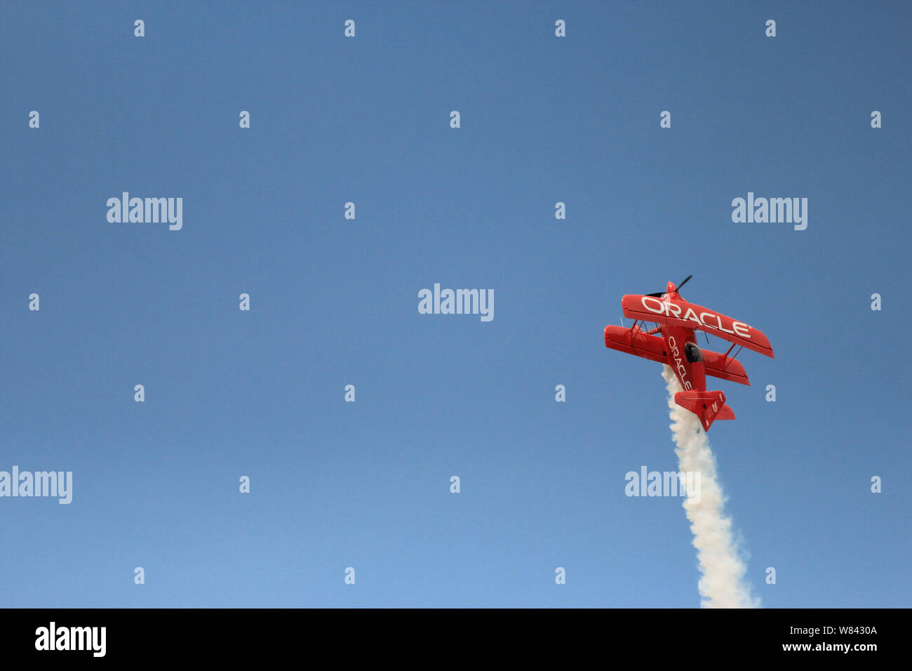 Sean D. Tucker - un aviateur acrobatique qui est parrainé par l'Oracle, effectue de cascades audacieuses et acrobatiques dans un meeting aérien, Dayton Banque D'Images