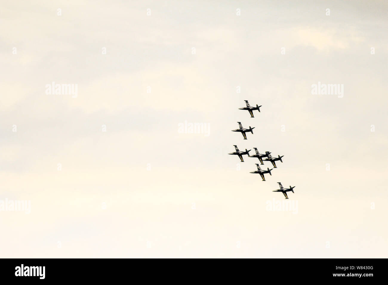 Breitling Jet Team effectuant des cascades acrobatiques fascinantes dans le ciel dans un spectacle aérien Banque D'Images