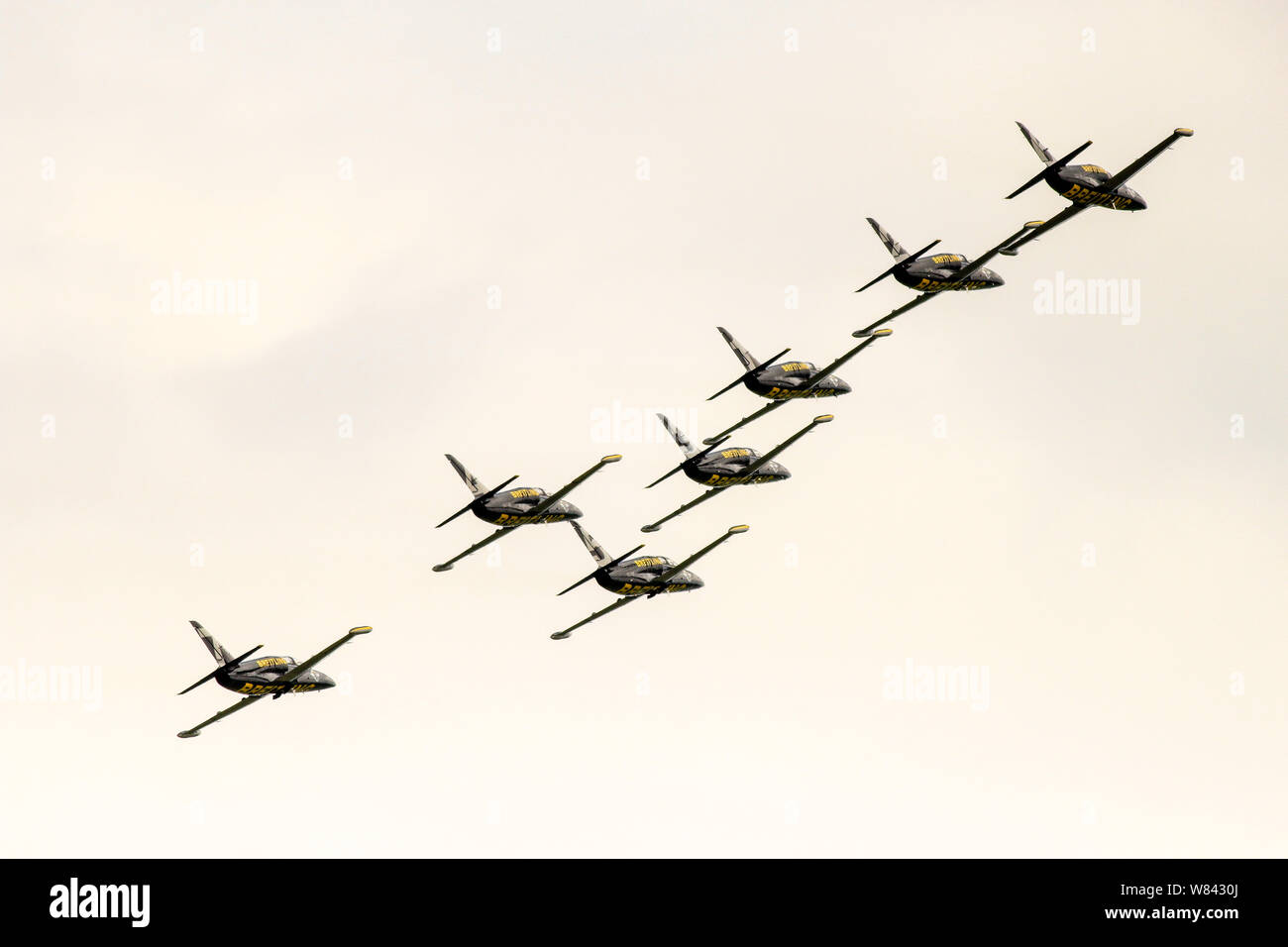 Breitling Jet Team effectuant des cascades acrobatiques fascinantes dans le ciel dans un spectacle aérien Banque D'Images