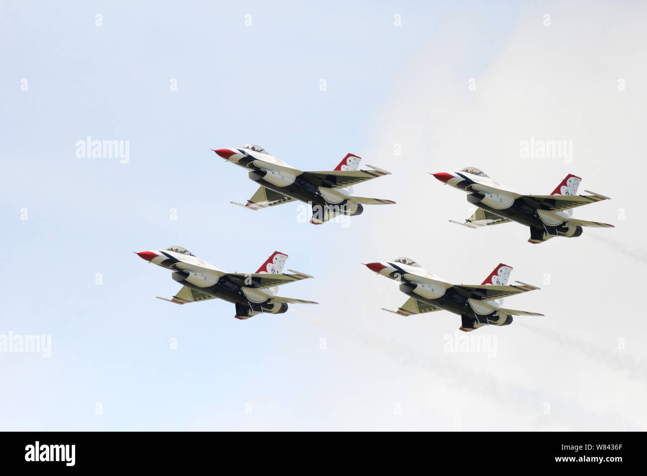Les Thunderbirds de l'US Air Force les avions effectuant des manœuvres synchronisées dans un show aérien en vol Banque D'Images