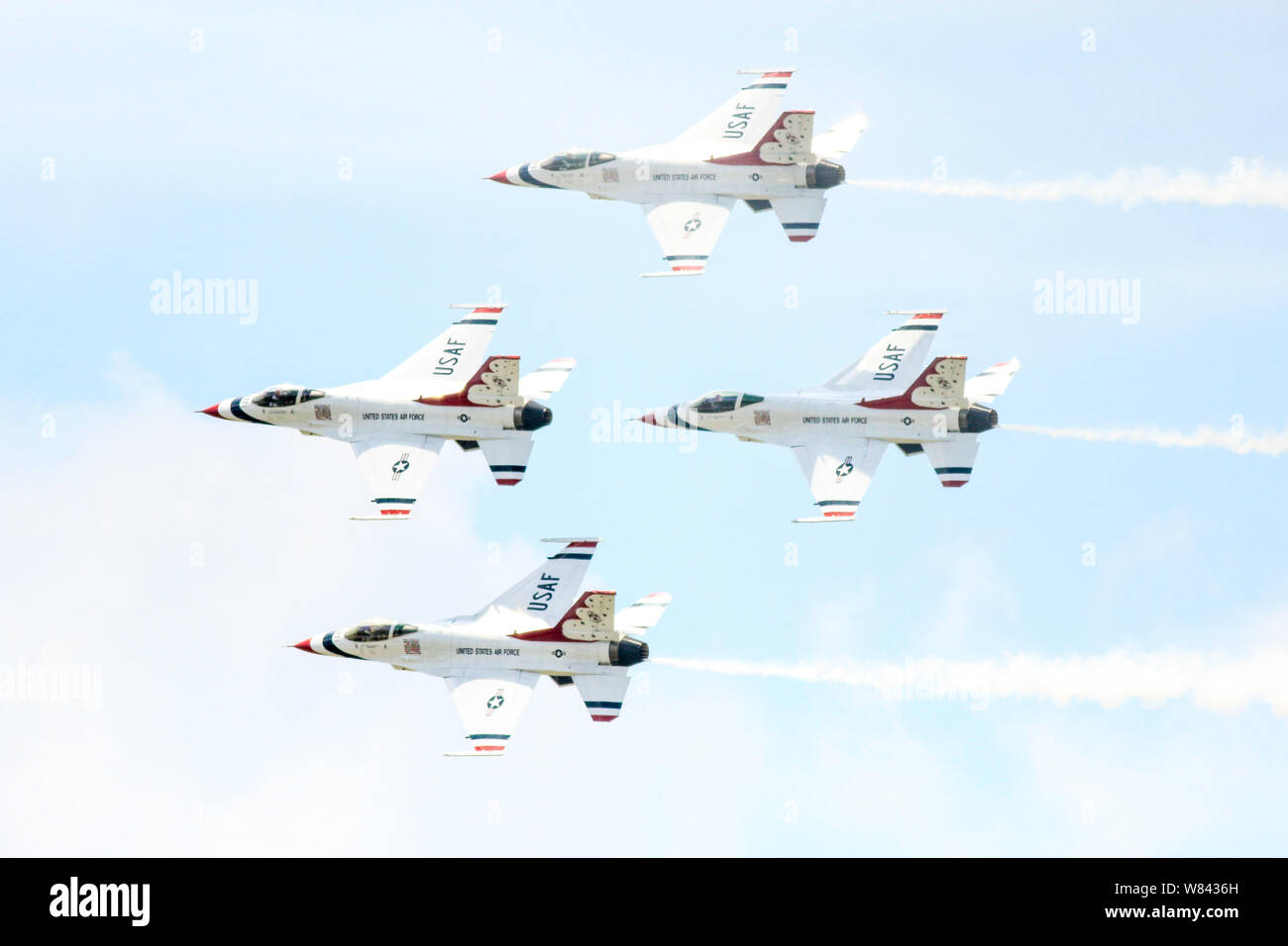 Les Thunderbirds de l'US Air Force les avions effectuant des manœuvres synchronisées dans un show aérien en vol Banque D'Images