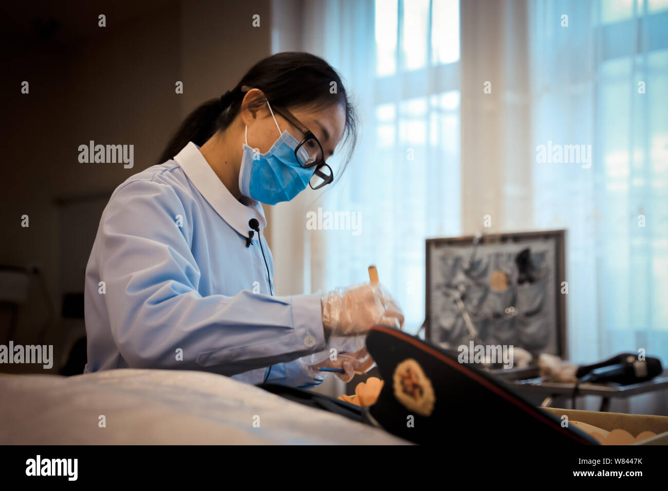 Femme encoffiner chinoise Jie qu est le corps d'une personne morte à Babaoshan funeral home à Beijing, Chine, 17 novembre 2016. Qu'Jie Banque D'Images