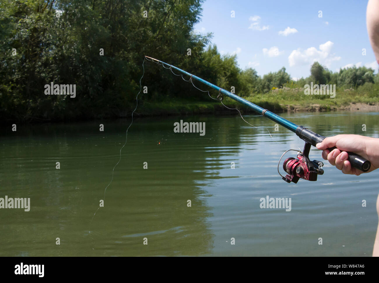 Avec la tige de la pêche sur le lac. Un close up Banque D'Images