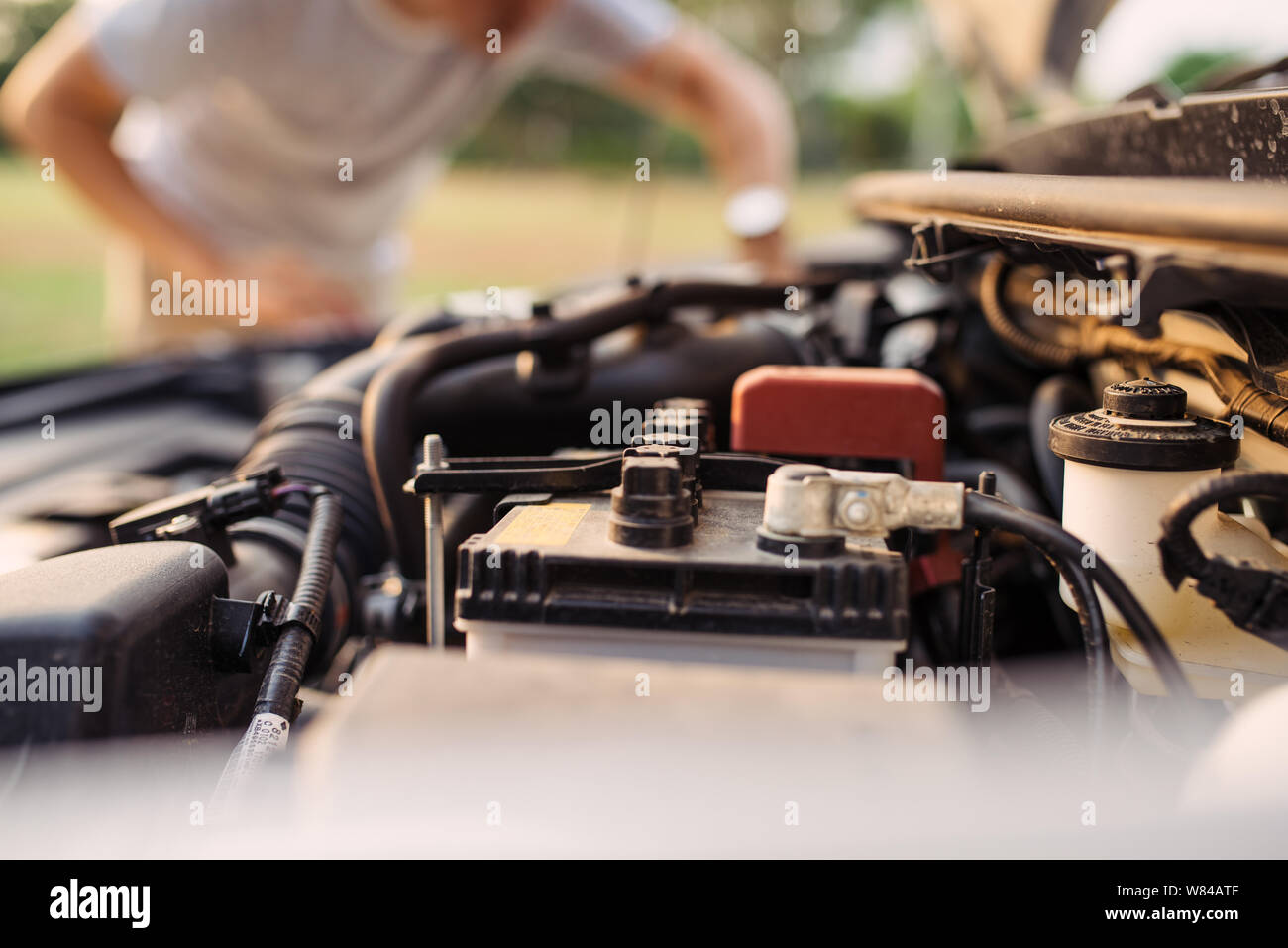 Homme regardant sous le capot de la voiture Banque de photographies et ...