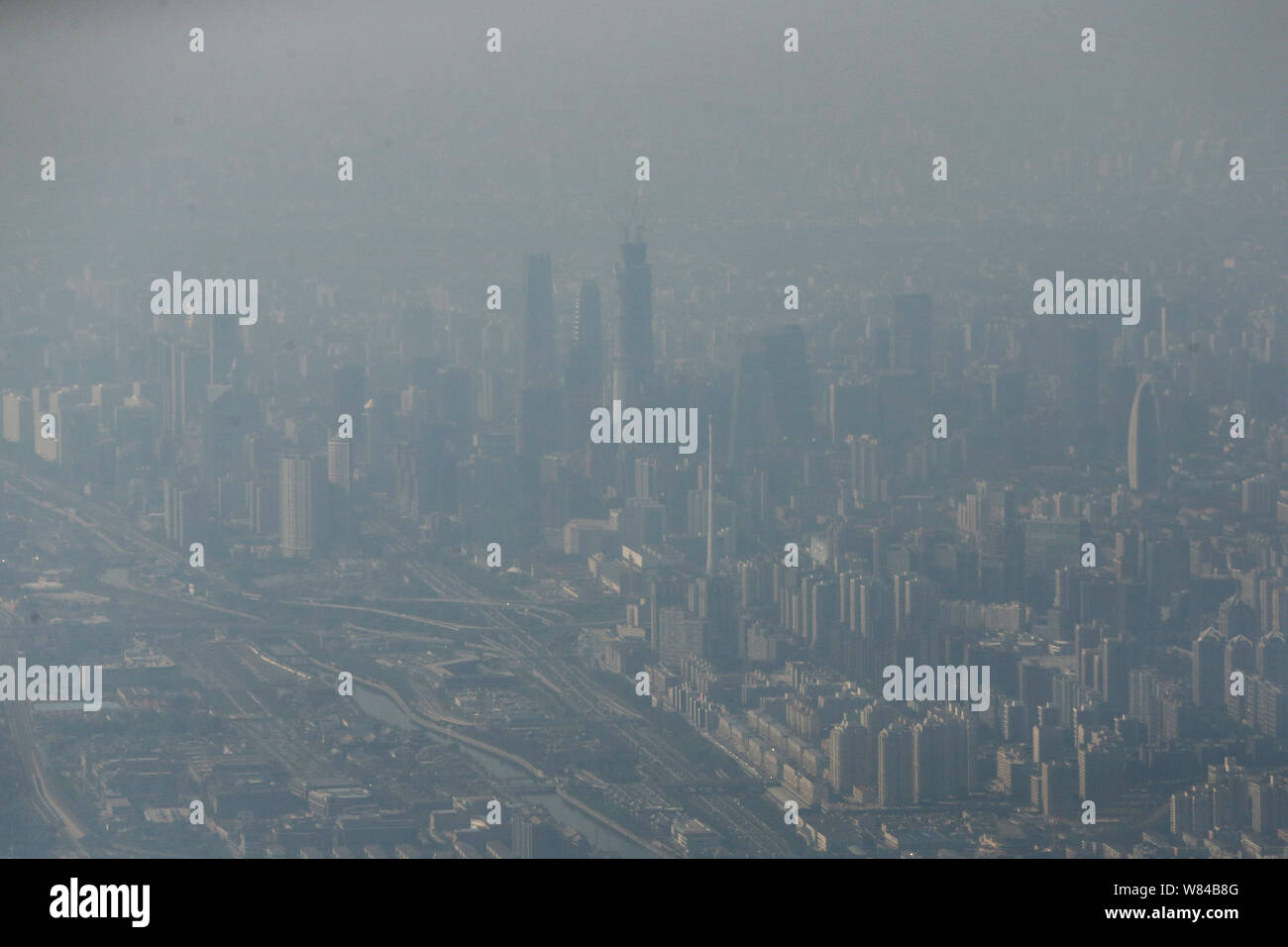 Les bâtiments de grande hauteur sont vu vaguement dans le smog lourde à Beijing, Chine, 23 octobre 2016. Observatoire national de la Chine le dimanche (23 octobre 2016) Banque D'Images