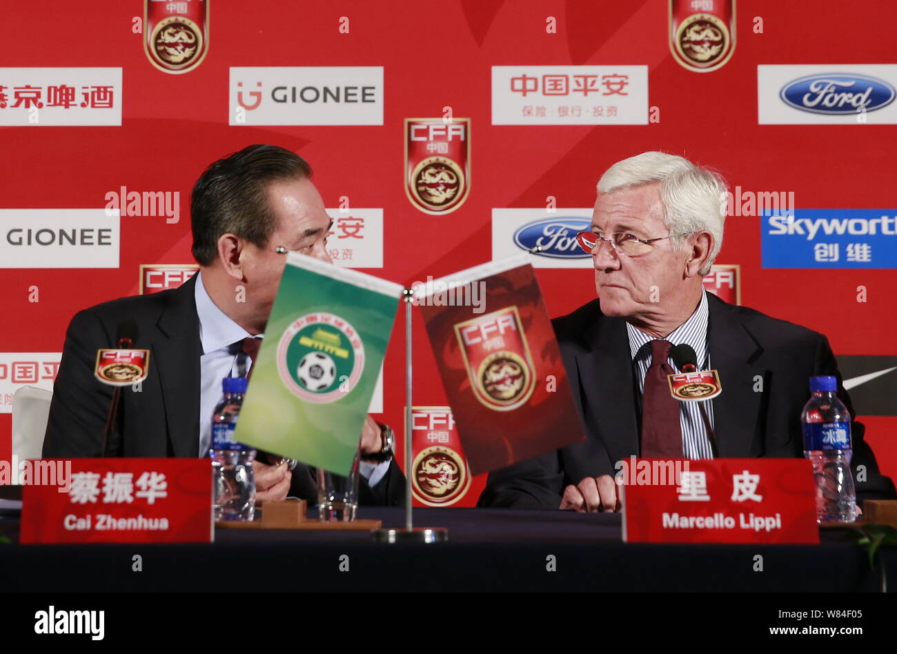 Marcello Lippi, droit, récemment nommé entraîneur-chef de l'équipe nationale chinoise, et Cai Zhenhua, ancien joueur de tennis de table chinois et Presi Banque D'Images
