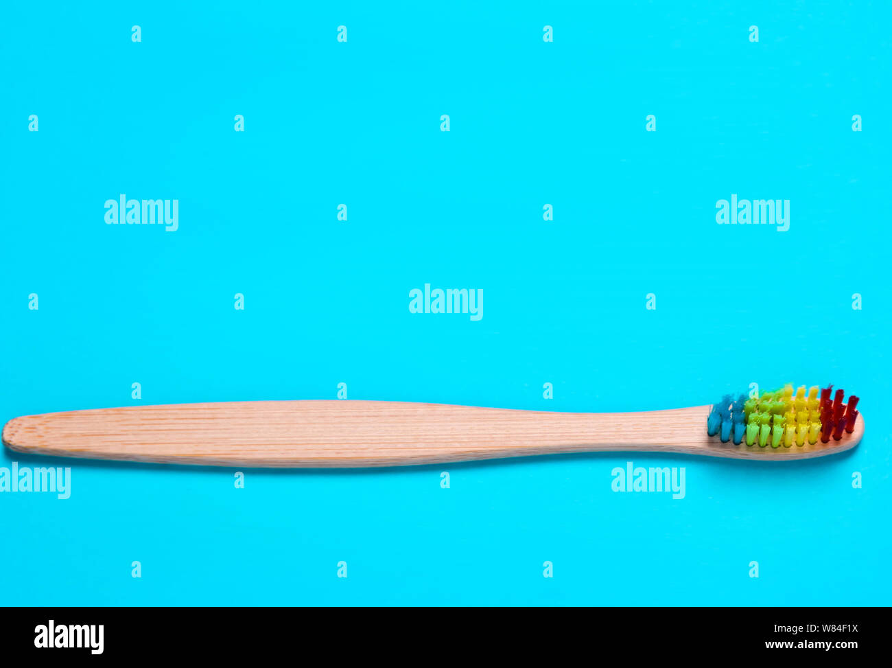Brosse à dents en bambou Eco Bio, sur un fond bleu de soies de couleur. voir l'appartement, je d'en haut. Concept de protection de la nature, de l'environnement. Banque D'Images