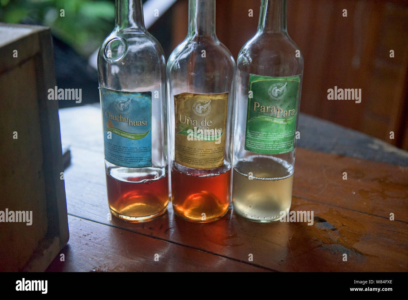 L'alcool  base de plantes mdicinales comme l'ayahuasca et l'Ua de Gato  (griffe de chat) par l'Ese'eja, Amazonie pruvienne Photo Stock - Alamy