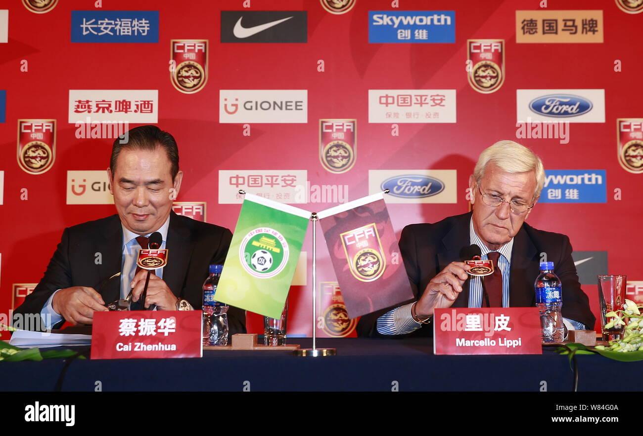 Marcello Lippi, droit, récemment nommé entraîneur-chef de l'équipe nationale chinoise, et Cai Zhenhua, ancien joueur de tennis de table chinois et Presi Banque D'Images
