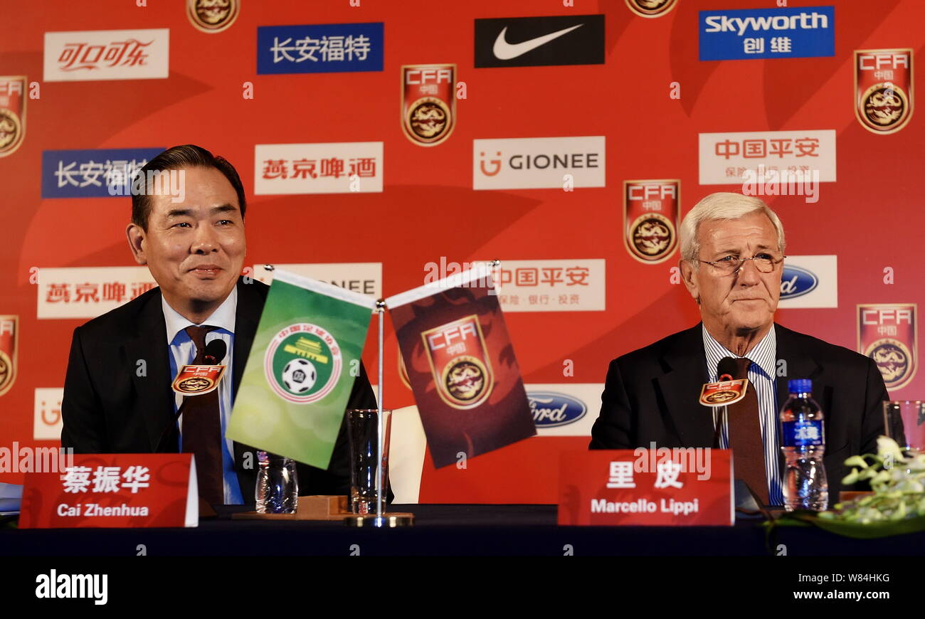 Marcello Lippi, droit, récemment nommé entraîneur-chef de l'équipe nationale chinoise, et Cai Zhenhua, ancien joueur de tennis de table chinois et Presi Banque D'Images