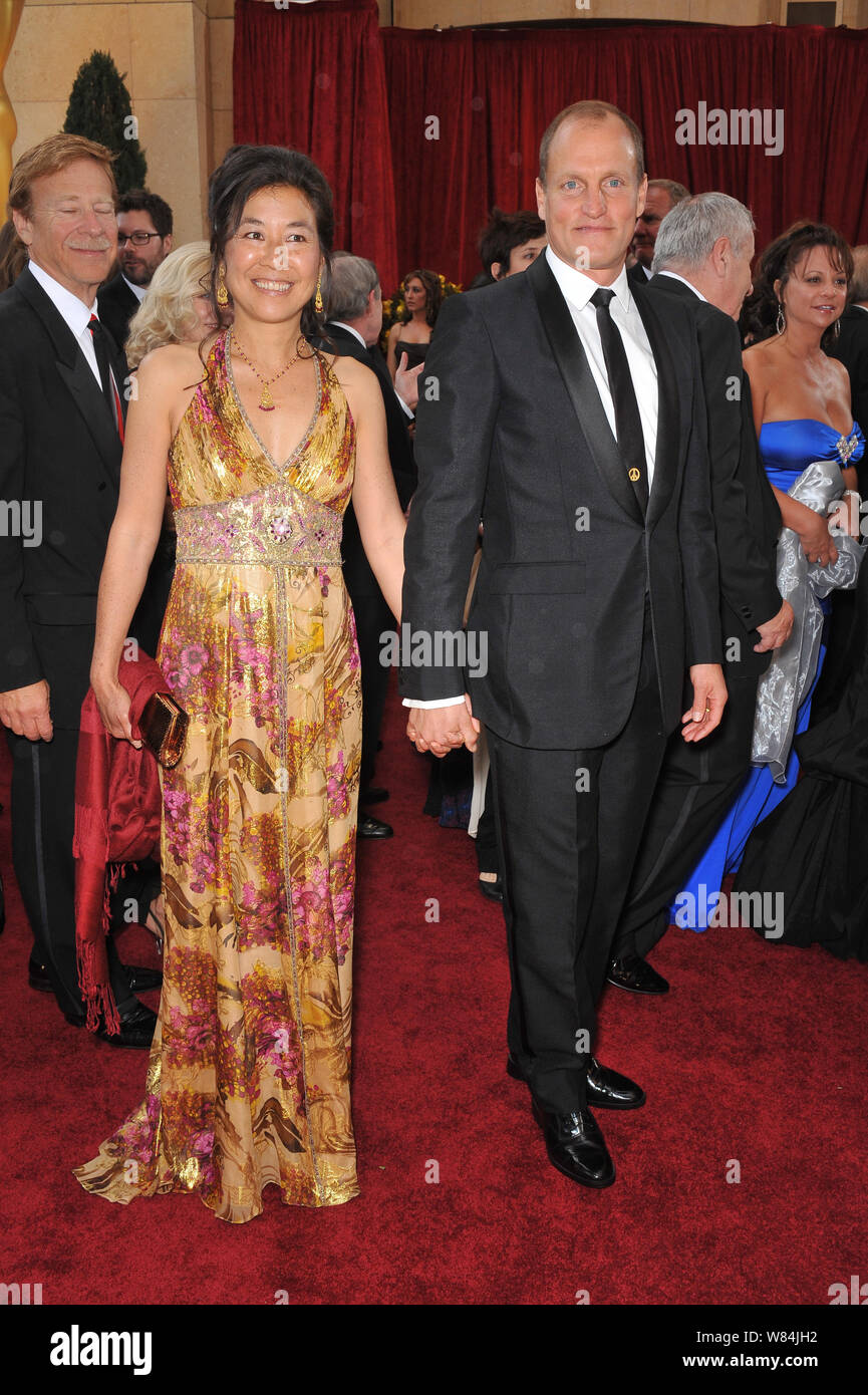 LOS ANGELES, CA. 07 mars 2010 : Woody Harrelson & Lara Louie à la 82e Conférence annuelle de l'Academy Awards au Kodak Theatre, à Hollywood. © 2010 Paul Smith / Featureflash Banque D'Images