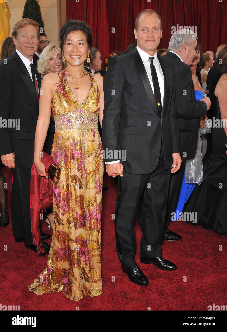 LOS ANGELES, CA. 07 mars 2010 : Woody Harrelson & Lara Louie à la 82e Conférence annuelle de l'Academy Awards au Kodak Theatre, à Hollywood. © 2010 Paul Smith / Featureflash Banque D'Images