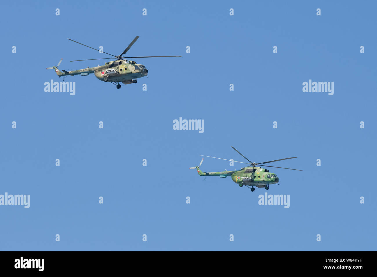 SAINT-PÉTERSBOURG, RUSSIE - 25 juillet 2019 : Deux hélicoptères polyvalents Mi-8MT (RF-19066 et RF-19064) de la marine russe lors d'une répétition des milit Banque D'Images