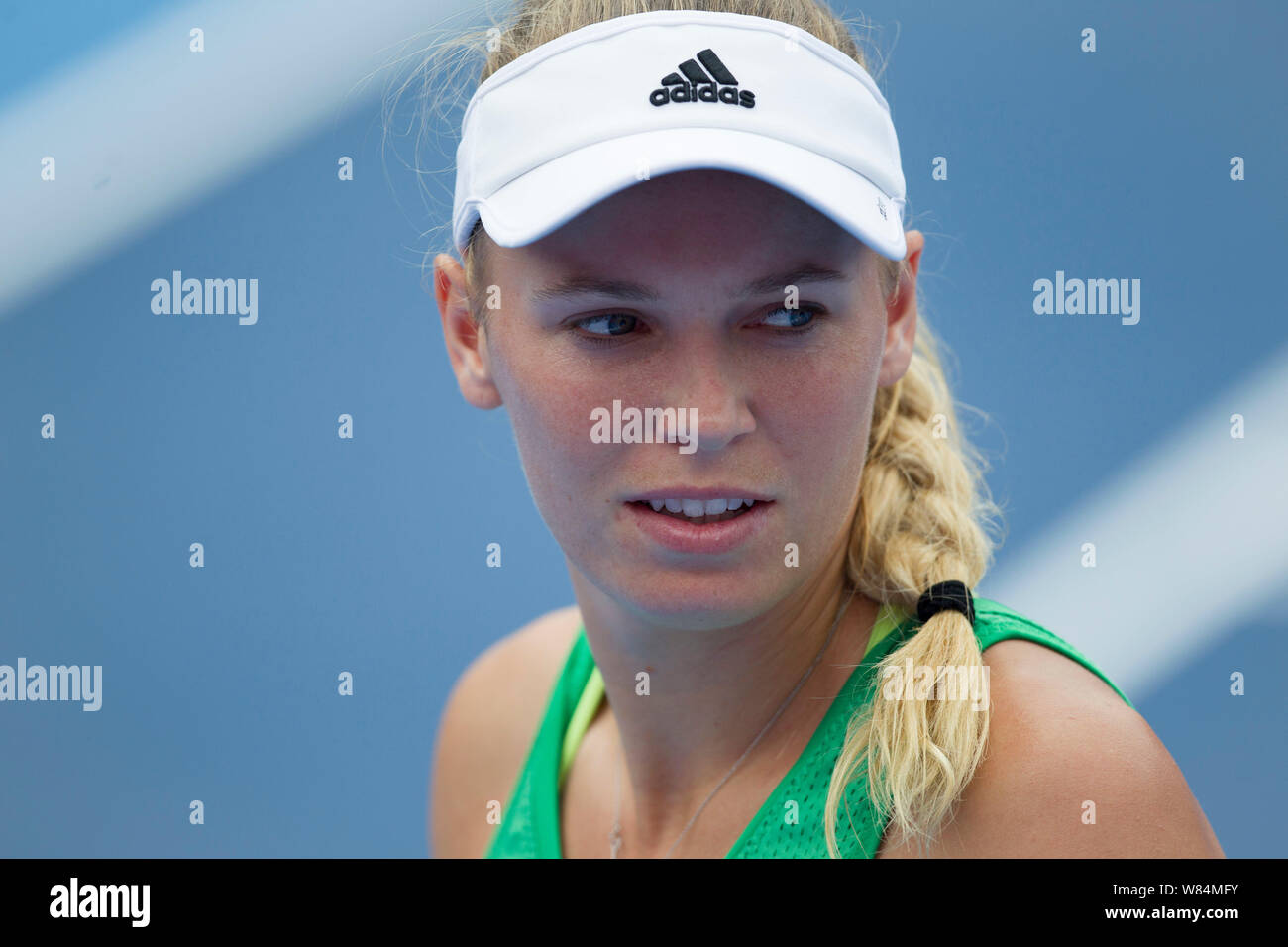 Caroline Wozniacki du Danemark ressemble alors qu'elle est en concurrence contre Zheng Saisai de Chine à leurs femmes pendant le premier tour WTA Hong Kong Banque D'Images