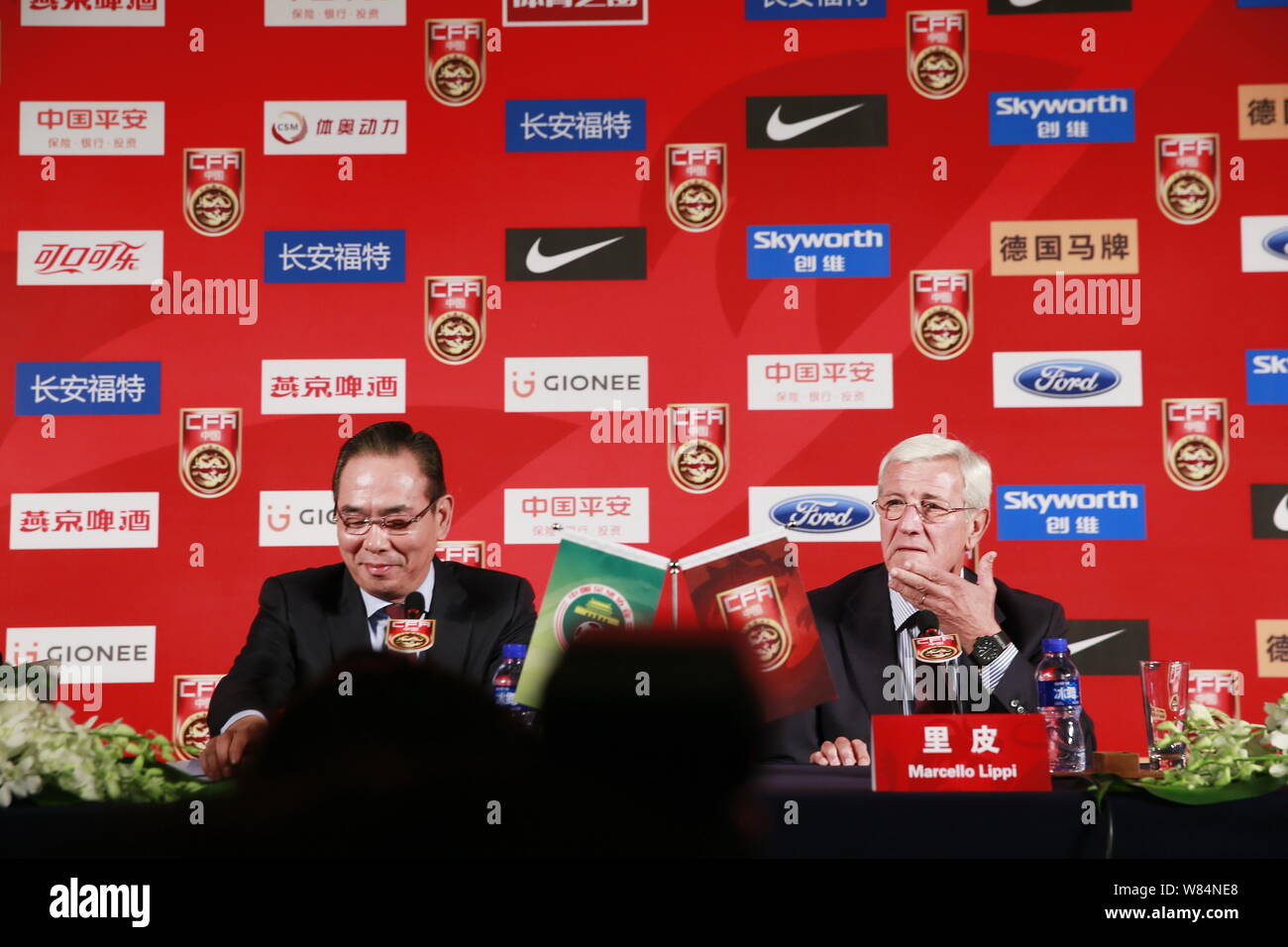 Marcello Lippi, droit, récemment nommé entraîneur-chef de l'équipe nationale chinoise, et Cai Zhenhua, ancien joueur de tennis de table chinois et Presi Banque D'Images