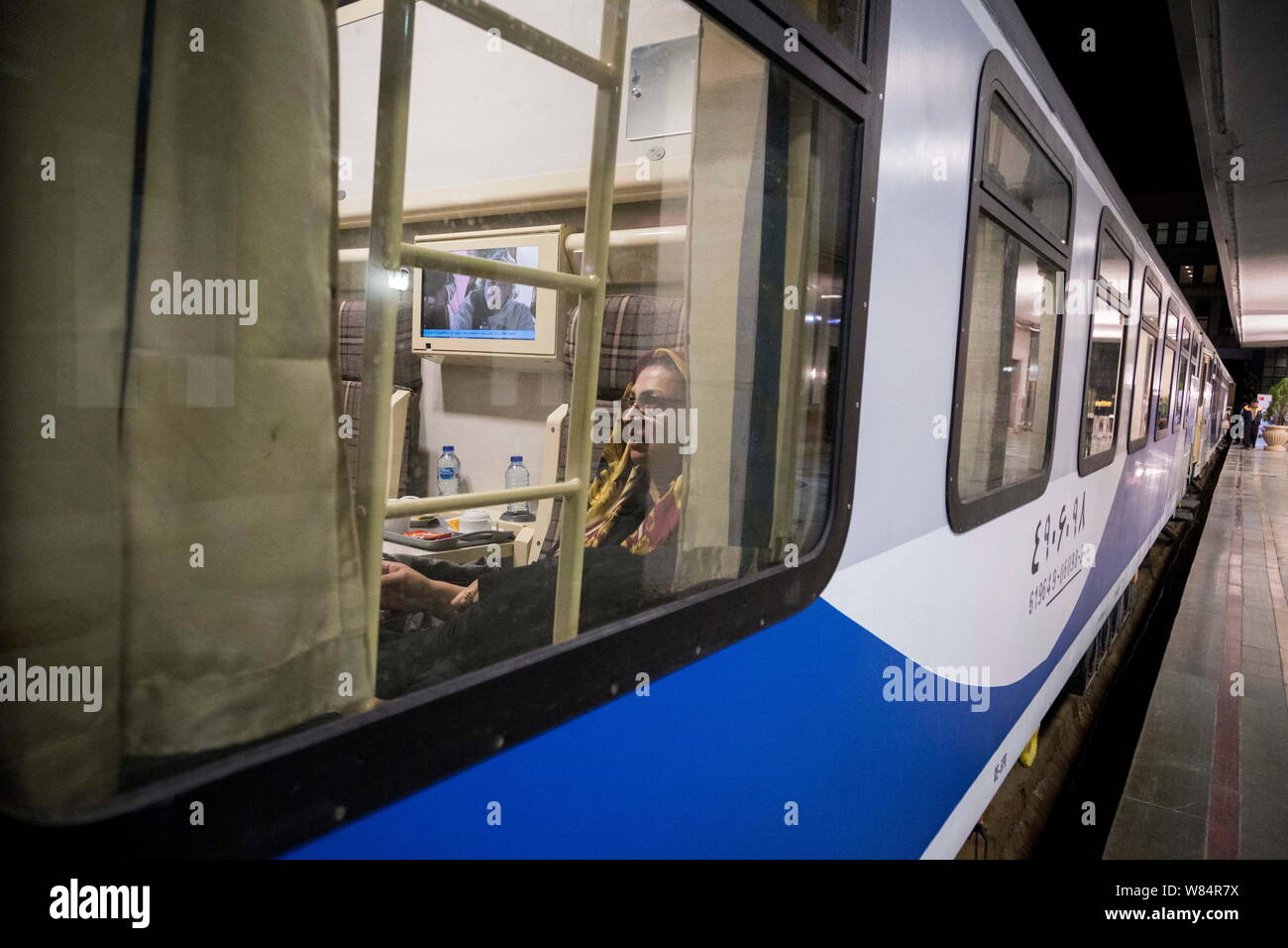 Téhéran, Iran. 7e août 2019. Après une suspension de quatre ans, l'Iran a relancé le Tehran-Ankara train pour la Turquie. L'exécution de 200 passagers, les cinq-voiture train a quitté Téhéran mercredi soir pour 60 heures de voyage. Le train va avoir une escale à l'Iran du nord-ouest de la ville de Tabriz avant de franchir la frontière, avec les passagers prenant ferries sur le lac de Van, avant de continuer à Ankara. Credit : Rouzbeh Fouladi/ZUMA/Alamy Fil Live News Banque D'Images