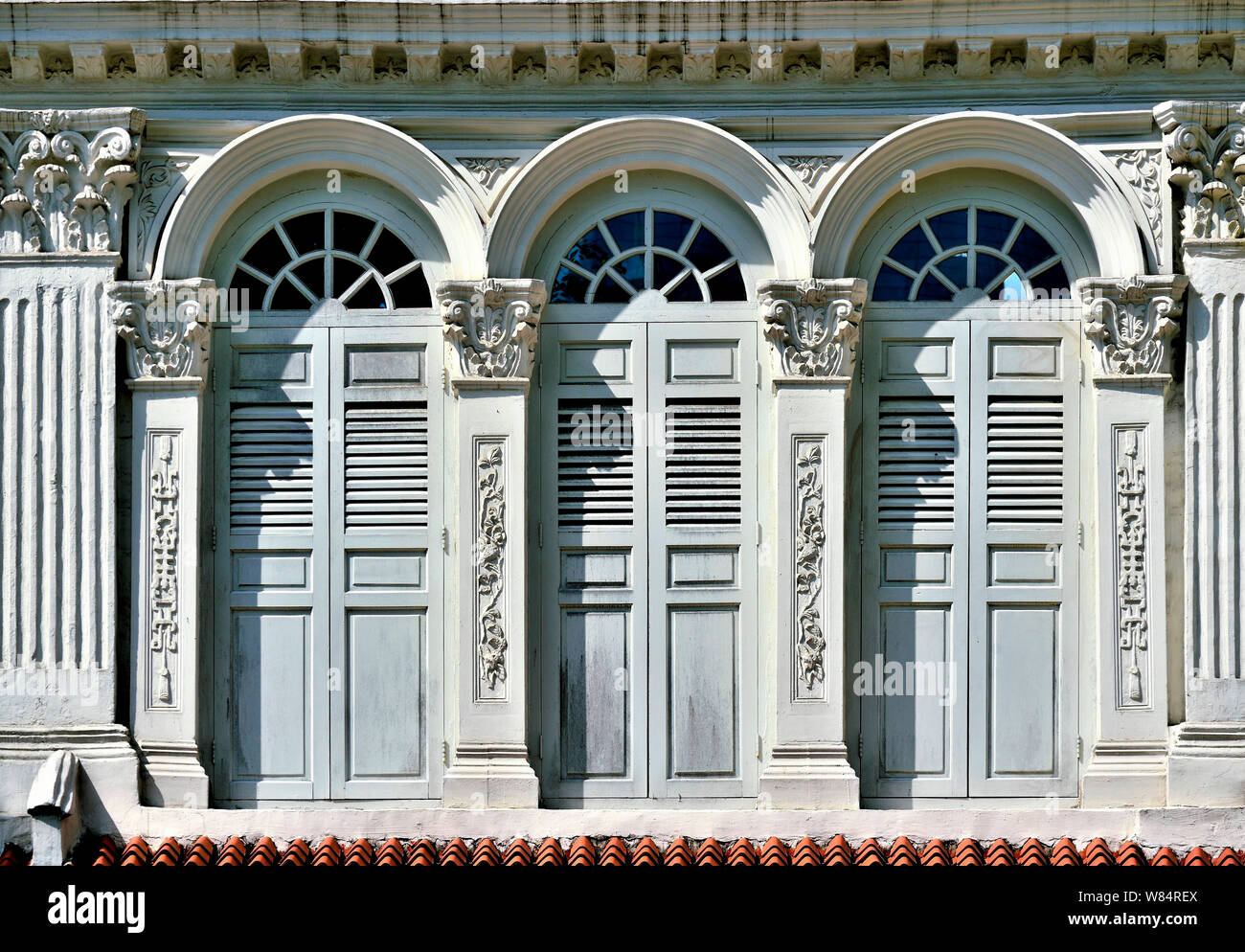 Vue avant du traditionnel vintage boutique Singapour chambre avec des meubles anciens, extérieur majorquines et fenêtres dans la ville historique de Chinatown Banque D'Images