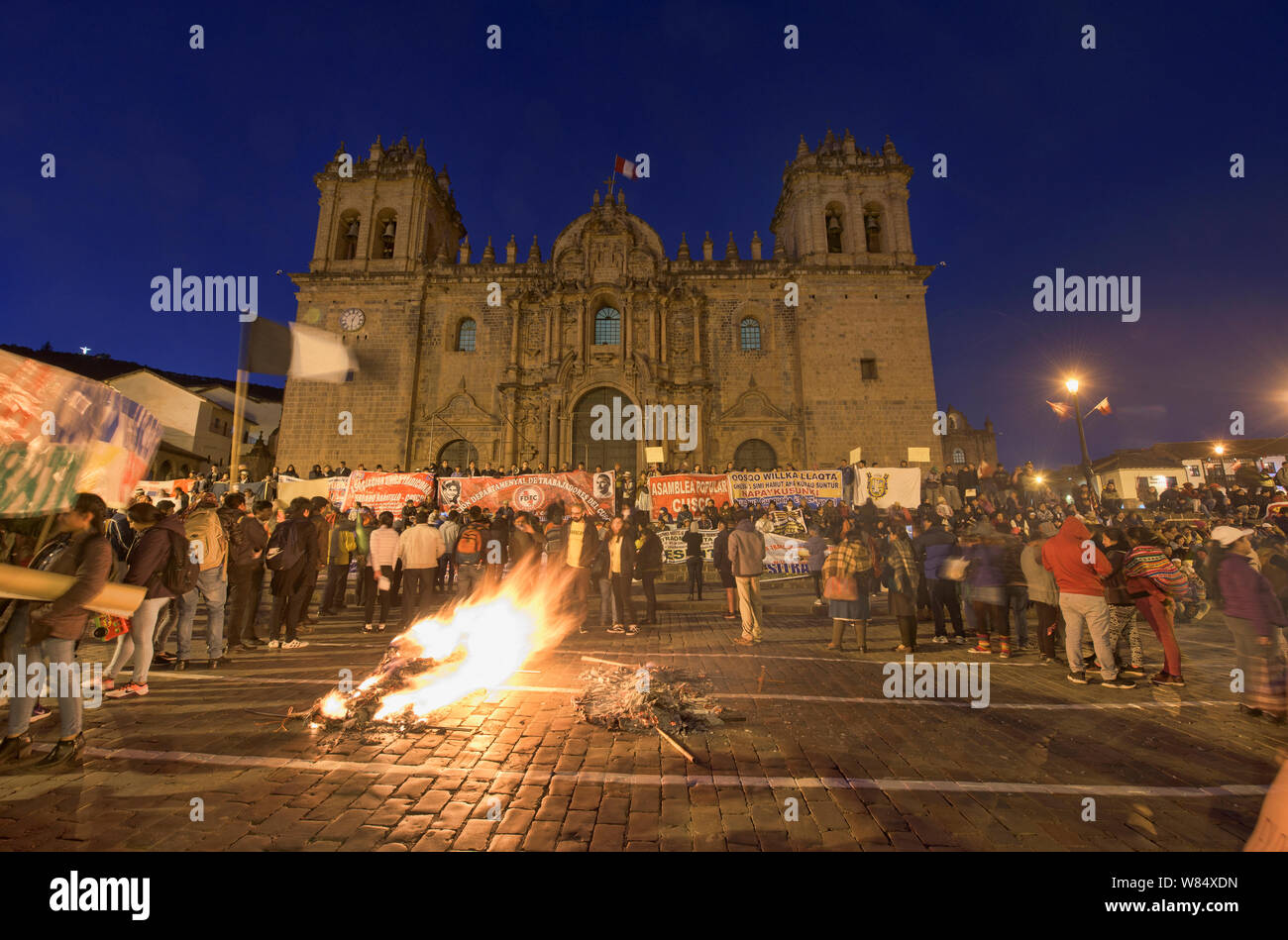 Manifestation devant la cathédrale de la Plaza de Armas, Cusco, Pérou Banque D'Images