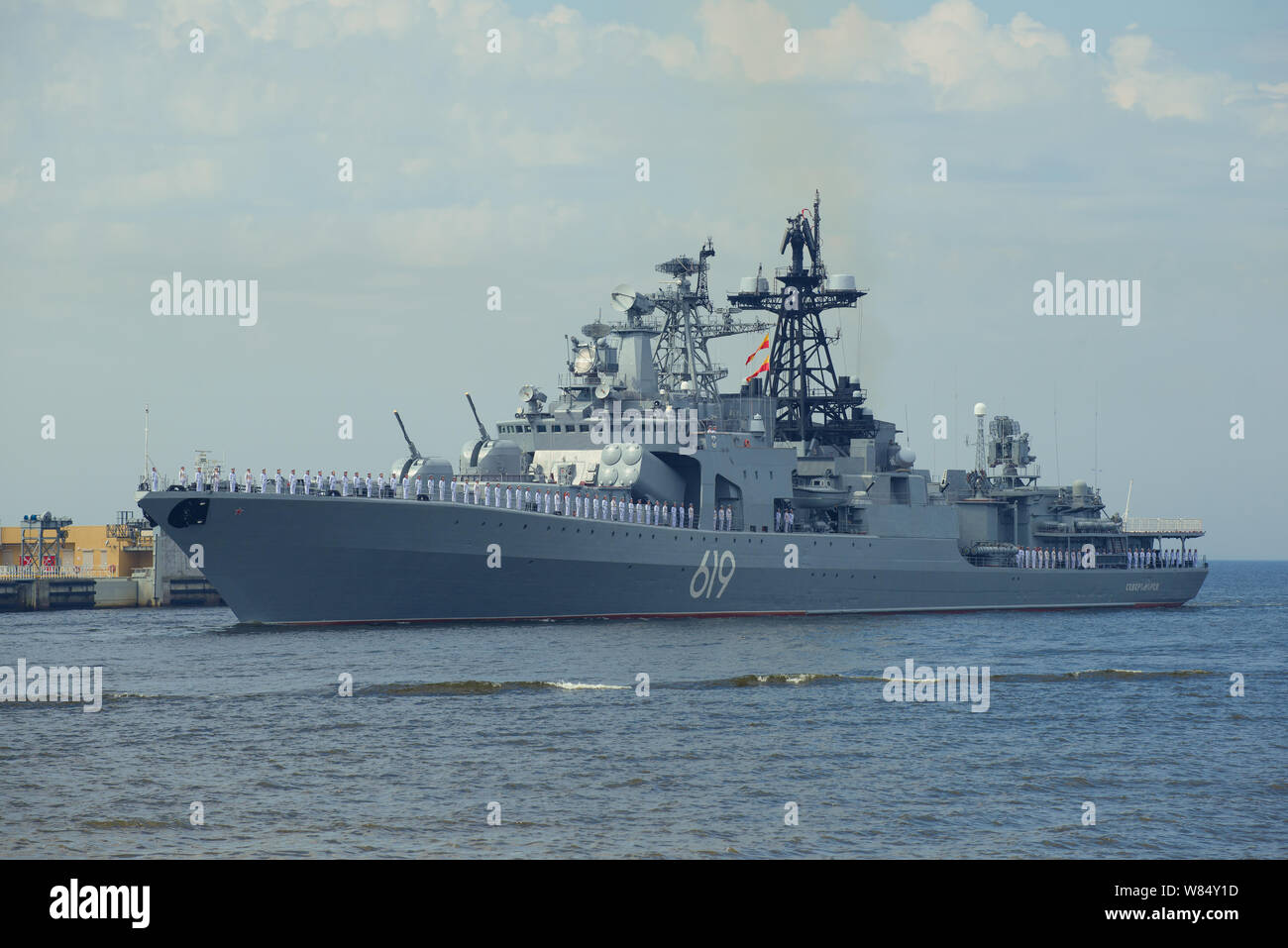 SAINT-Pétersbourg, Russie - le 28 juillet 2019 : grand navire anti-sous-marine (1155) Projet Severomorsk close-up. Fragment d'une parade navale sur l'honneur de la na Banque D'Images