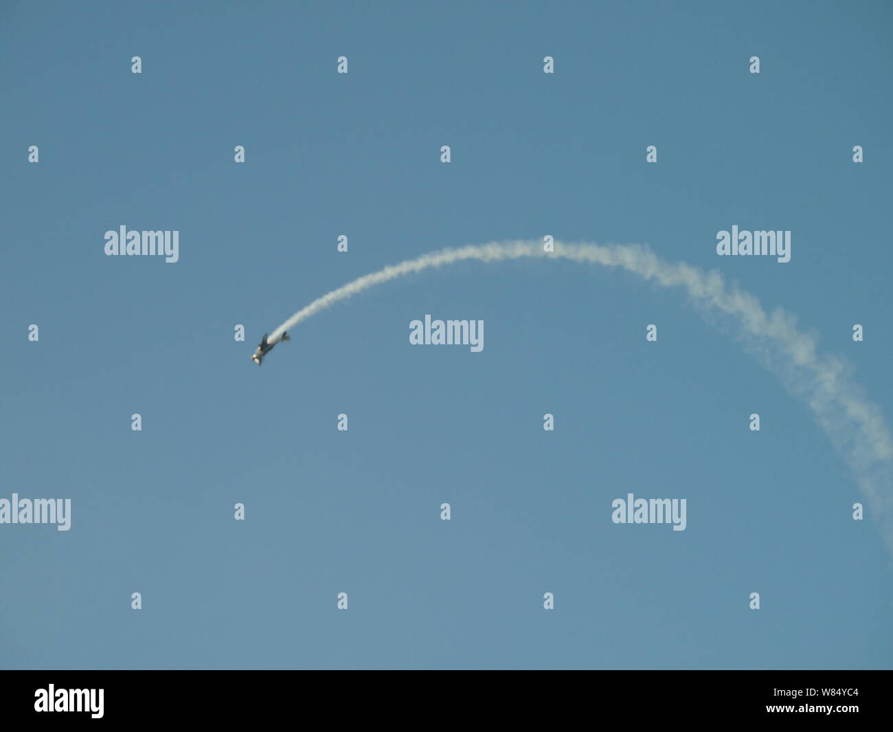 Seul avion de voltige en affichage avec traînée de fumée Banque D'Images