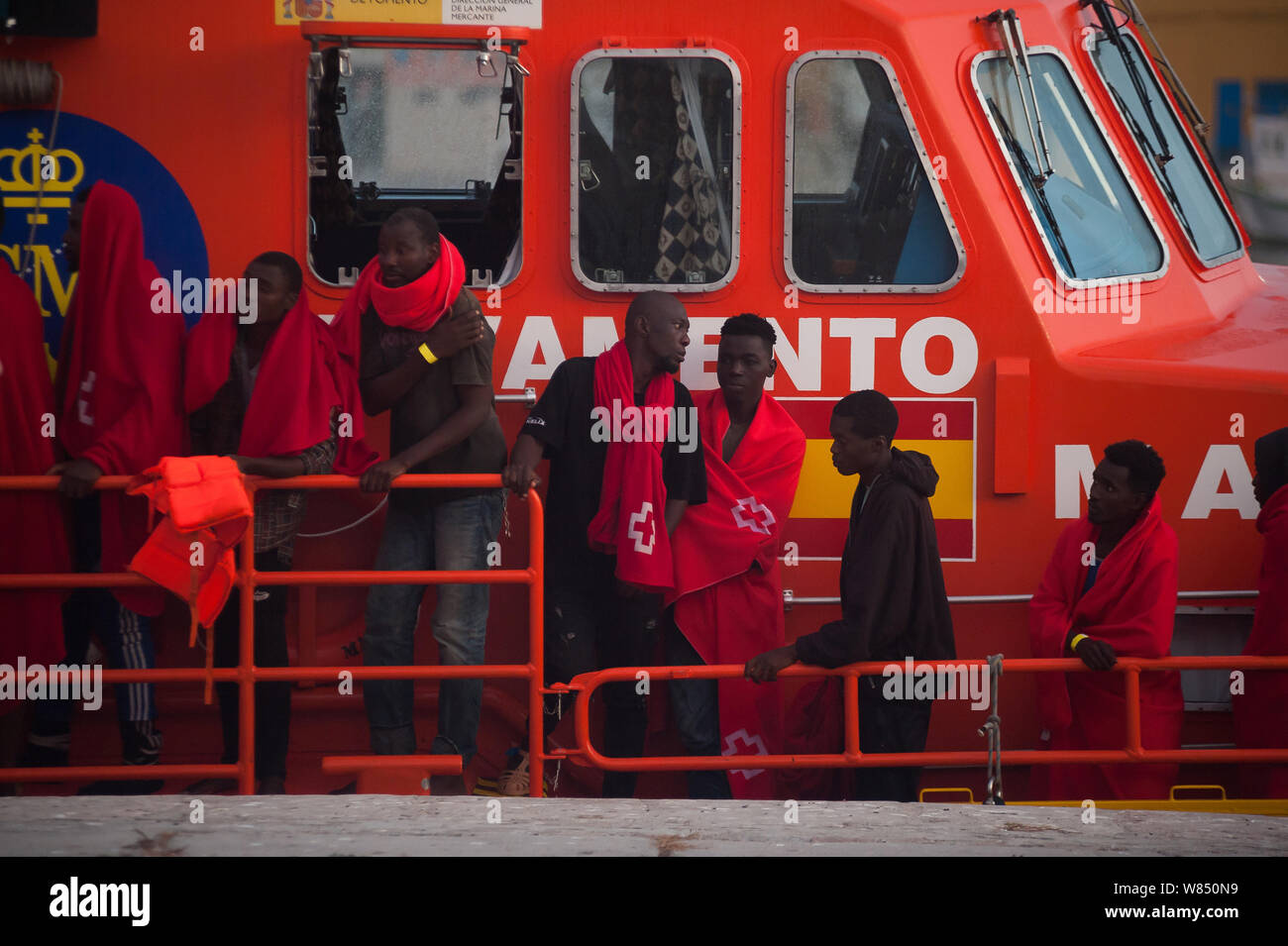 Malaga, Espagne. 07Th Aug 2019. Les migrants sont vus sur un bateau de sauvetage en attendant de débarquer après leur arrivée au Port de Malaga. Service de Sauvetage Maritime de l'Espagne a sauvé un total de 73 migrants à bord d'un canot traversant la mer d'Alboran et les apporta à Malaga port, où ils étaient assistés par la Croix Rouge Espagnole. Autour de 163 migrants ont été secourus au cours des dernières heures. Credit : SOPA/Alamy Images Limited Live News Banque D'Images