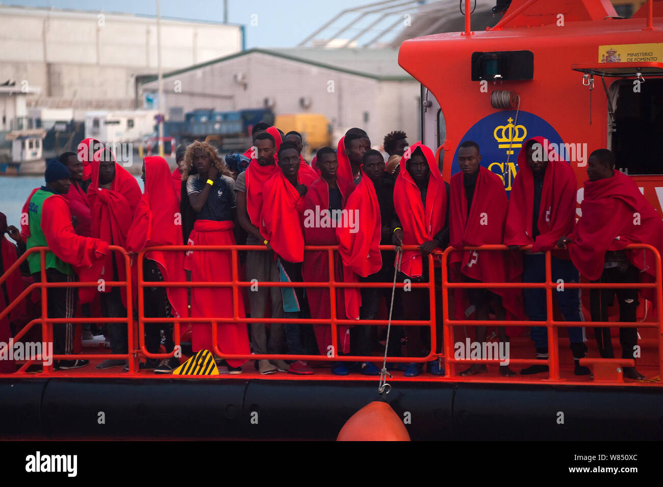 Malaga, Espagne. 07Th Aug 2019. Les migrants sont vus en arrivant sur un bateau de sauvetage au Port de Malaga. Service de Sauvetage Maritime de l'Espagne a sauvé un total de 73 migrants à bord d'un canot traversant la mer d'Alboran et les apporta à Malaga port, où ils étaient assistés par la Croix Rouge Espagnole. Autour de 163 migrants ont été secourus au cours des dernières heures. Credit : SOPA/Alamy Images Limited Live News Banque D'Images