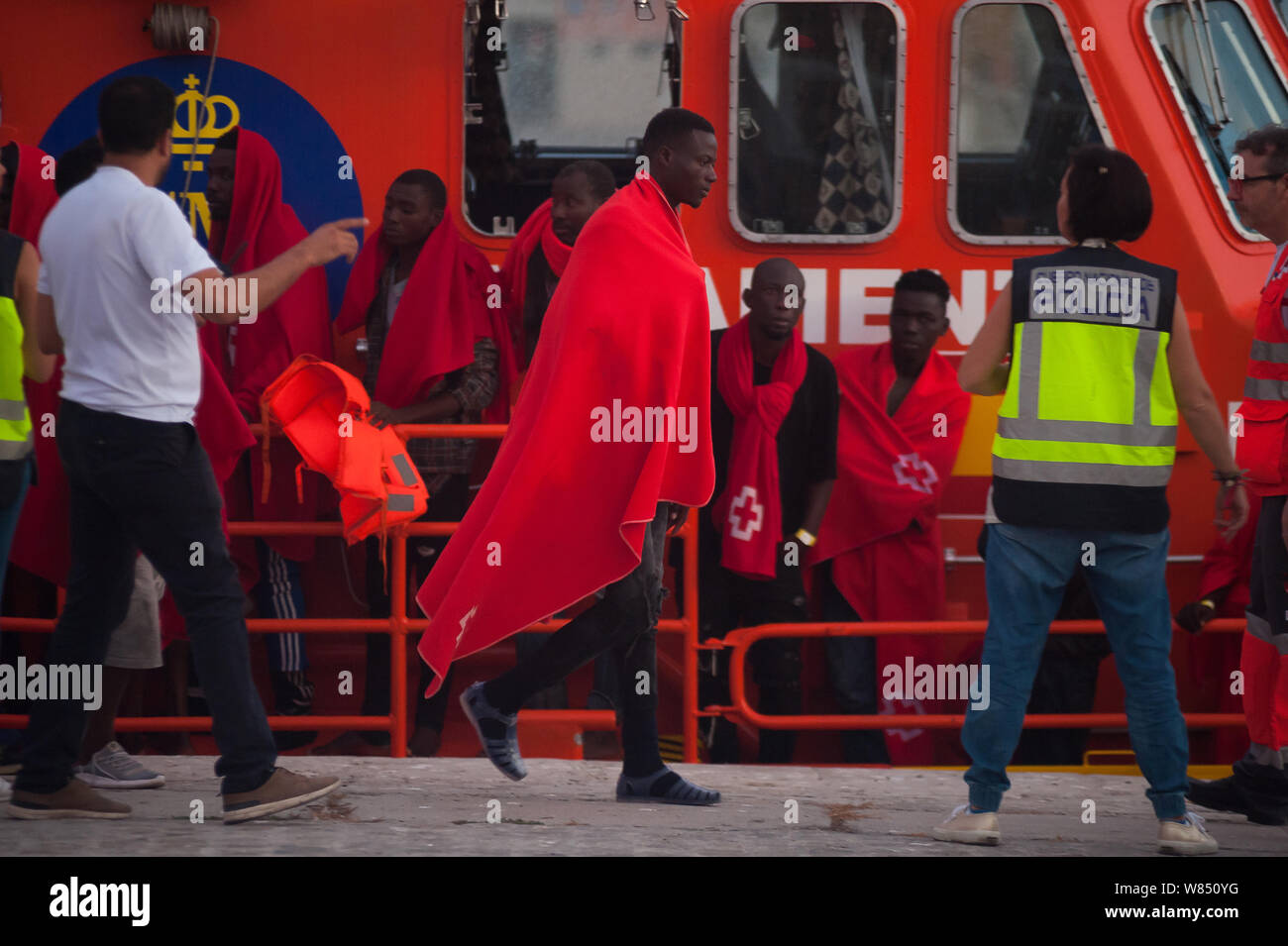 Malaga, Espagne. 07Th Aug 2019. Un migrant débarque à une embarcation de sauvetage après son arrivée au Port de Malaga. Service de Sauvetage Maritime de l'Espagne a sauvé un total de 73 migrants à bord d'un canot traversant la mer d'Alboran et les apporta à Malaga port, où ils étaient assistés par la Croix Rouge Espagnole. Autour de 163 migrants ont été secourus au cours des dernières heures. Credit : SOPA/Alamy Images Limited Live News Banque D'Images