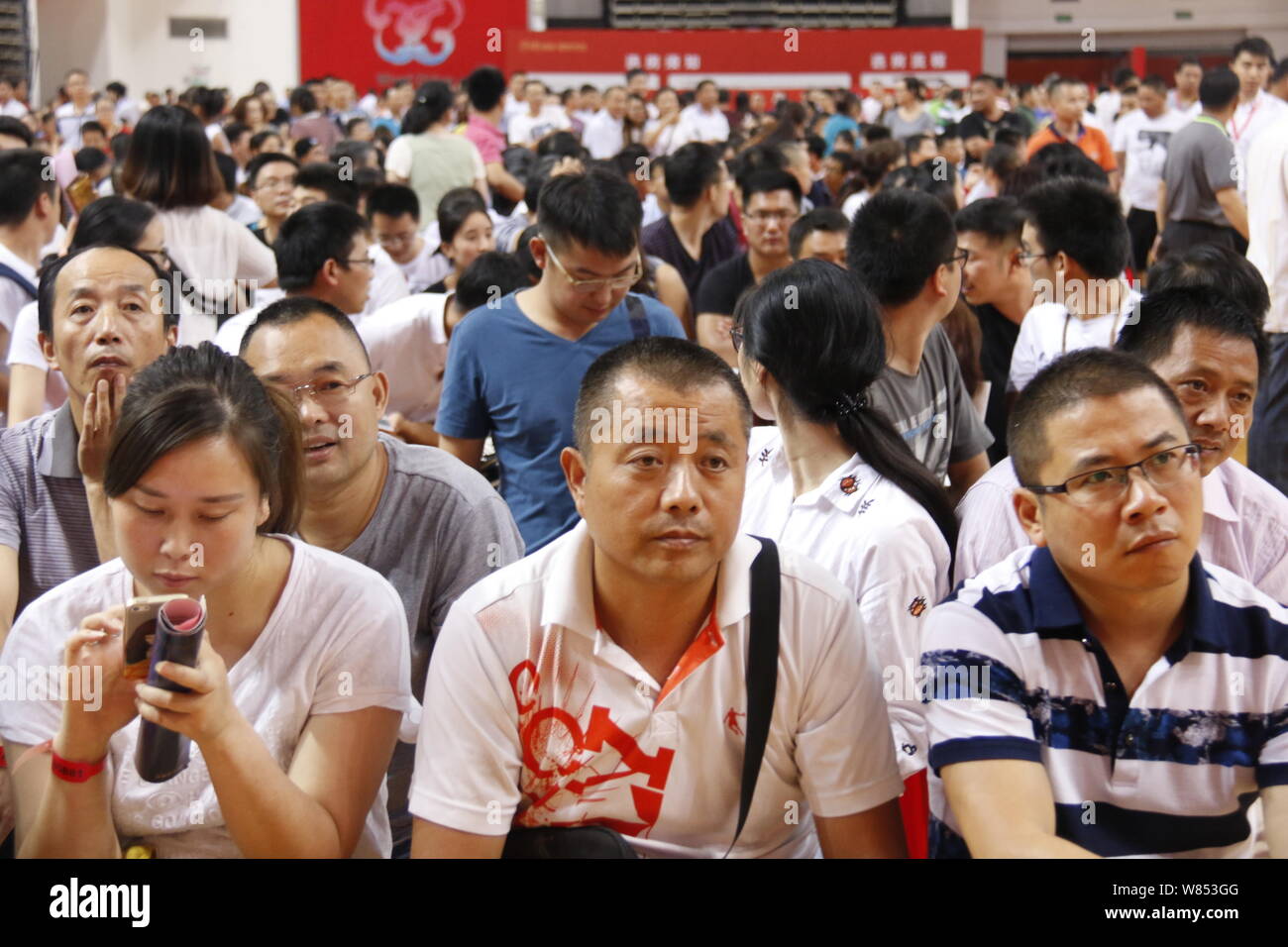 Les acheteurs potentiels d'une foule d'événements pré-vente pour un nouveau projet immobilier dans un stade à Wuxi city, Jiangsu province de Chine orientale, le 10 septembre 2016. Banque D'Images