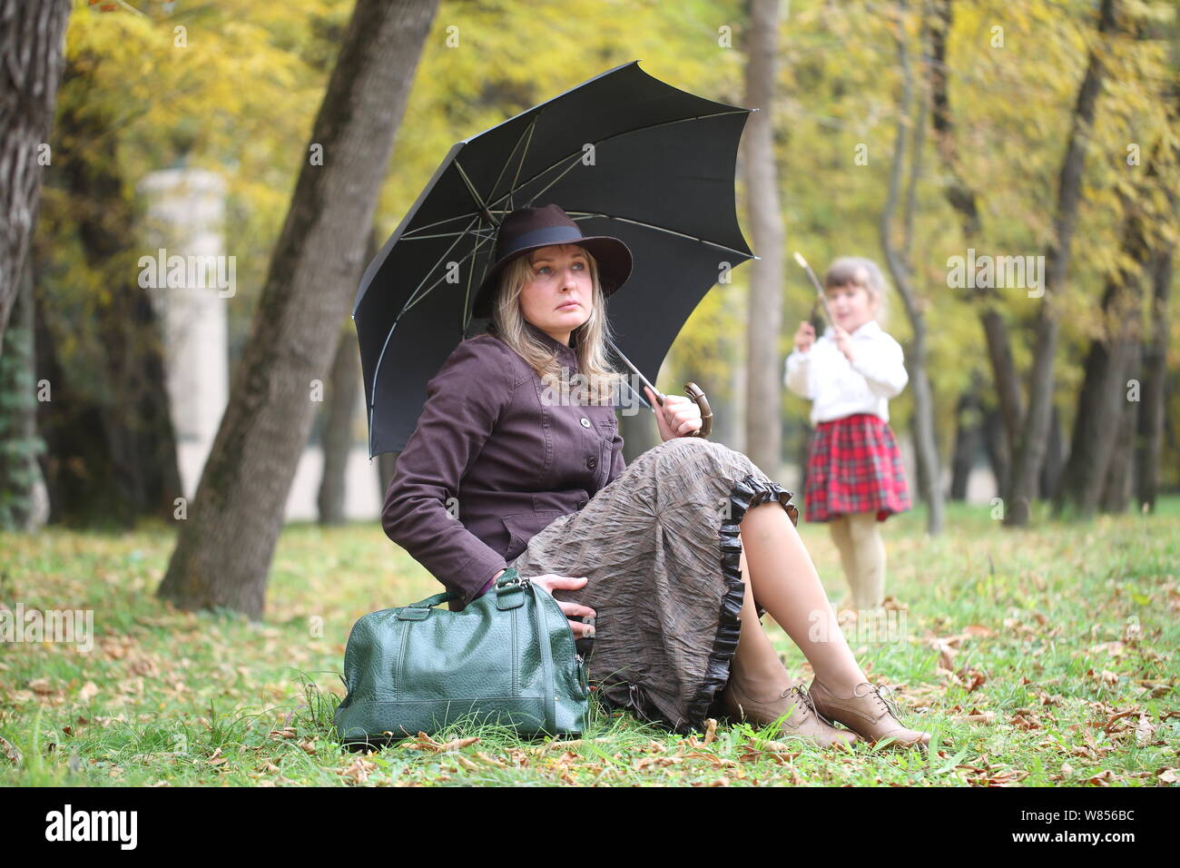 Fille dans Mary Poppins outfit in autumn park avec un parapluie et un sac  Photo Stock - Alamy