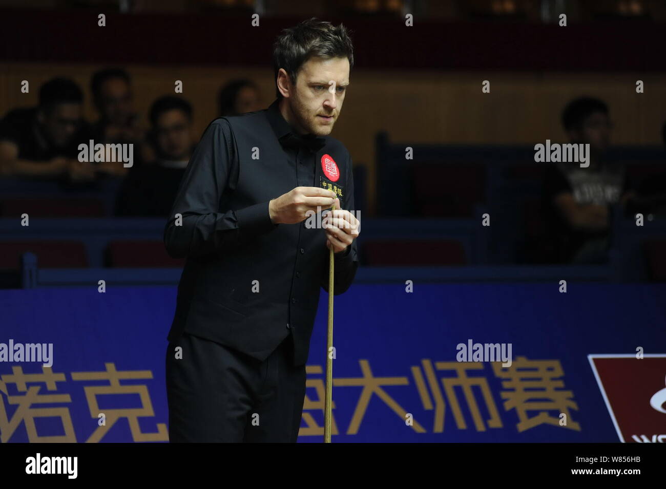 Ricky Walden d'Angleterre les craies son cue qu'il estime une tourné contre Michael White de Galles au cours de la World Snooker Shanghai Masters 2016 à Shangha Banque D'Images