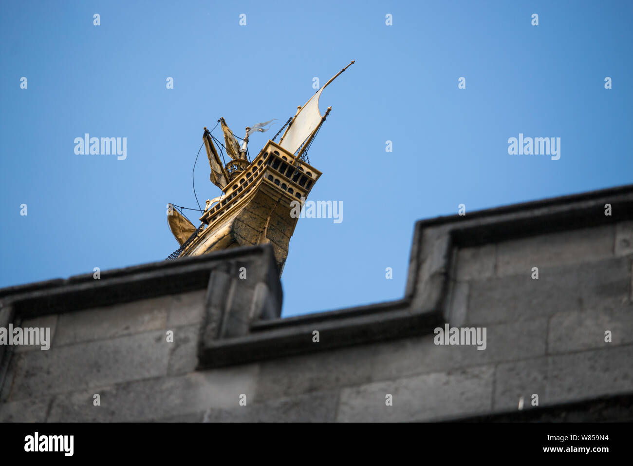 J.Starkie Gardner's girouette, en forme de voile de bateau, sur deux Temple Place. Banque D'Images