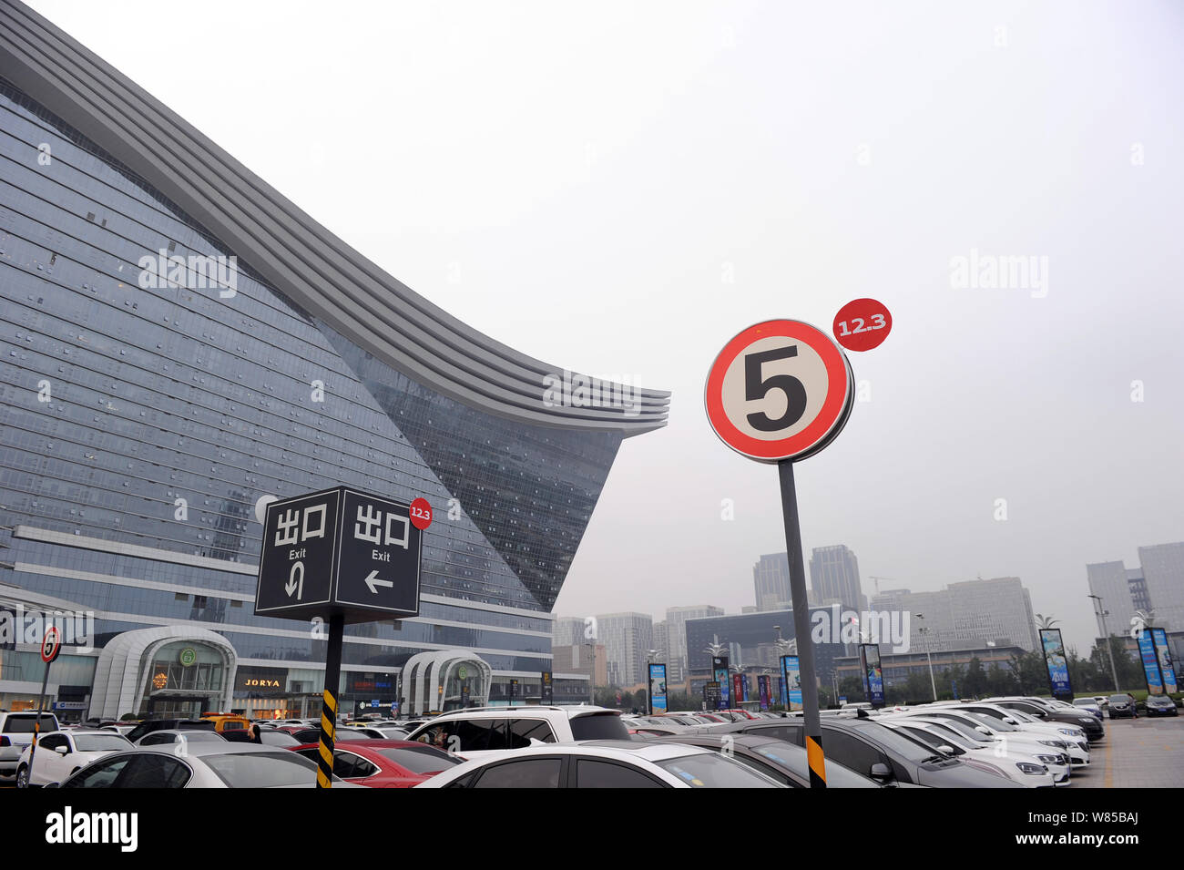 Numéros de la forme d'un message non lu d'alerte de messagerie mobile apps sont affichées sur l'orientation et de limite de vitesse dans le nouveau siècle Banque D'Images